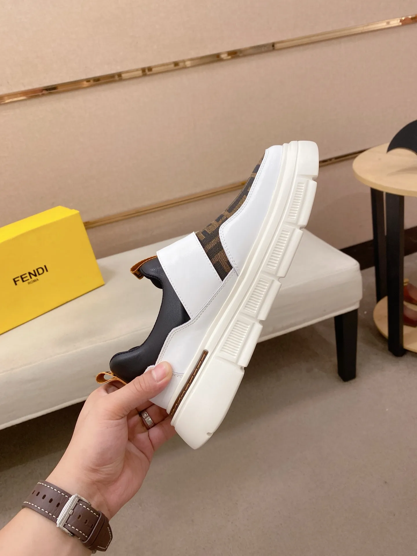 Men's shoes 💰 400💰 (fendi) New style 👊🏻 upper 🇮🇹 imported cowhide fabric 🇩🇪 lining imported sheepskin lining. The original outsole is molded to highlight the identity of every man, and the upper foot is elegant and stable🚶🏻🚶🏻The high-end custom counters reproduce the original version📯No matter the wind or rain, the shoe last remains unchanged and can withstand the verification of time🔍️,🔵 Size: 38-44